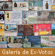 Una galería de ex-votos. Debajo de la imagen está escrito en letras blancas sobre un fondo dorado.